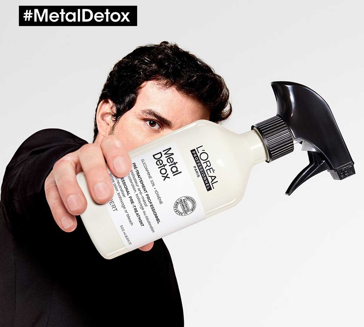 Imagem mostrando modelo segurando o novo Metal Detox de L'Oréal Professionnel
